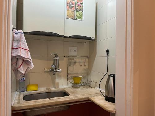 a kitchen with a sink and a counter top at Studio na Praia de Icaraí in Niterói