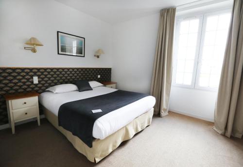 Ένα ή περισσότερα κρεβάτια σε δωμάτιο στο Hôtel Villa Flornoy Pornichet Baie de la Baule