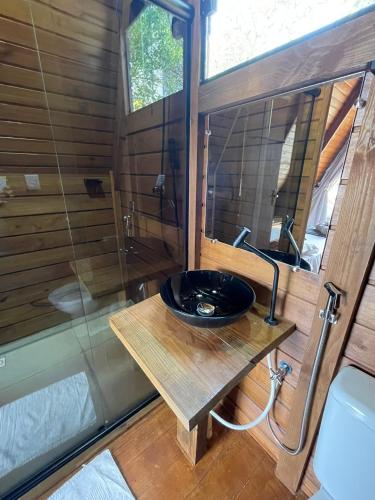 Un baño con lavabo y ducha en Chalés SKYCHALES, en Governador Valadares