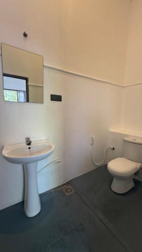 Un baño de Ocean Air Guesthouse and Villa Weligama - MINUTE TO WAVES