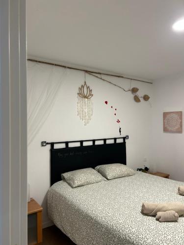 une chambre avec un grand lit et un lustre dans l'établissement Casa Cactus Paraiso, à Parque Holandes