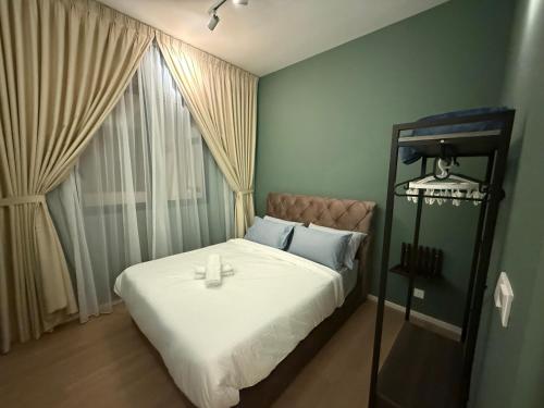 Un dormitorio con una cama grande con ventana. en Cozy Urban Retreat in the Heart of the Bangsar, en Kuala Lumpur