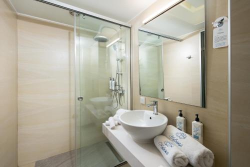 Ванная комната в Melrose Rethymno by Mage Hotels