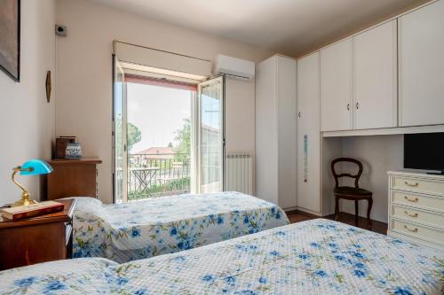 a bedroom with two beds and a window at GuestHost - Trecastagni Elegant & Comfy Apartment in Trecastagni