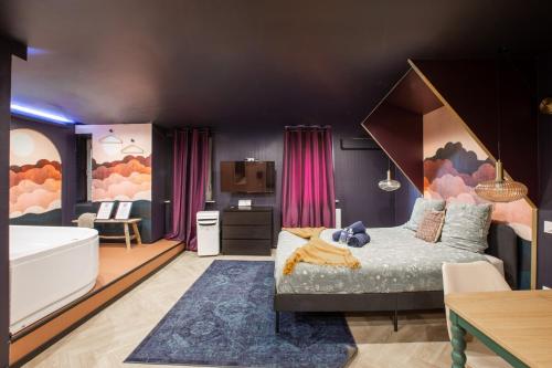 ミュルーズにあるUltra Deluxe Studio, 1000 nuits, Parking sur Placeの大きなベッドとバスルームのある寝室