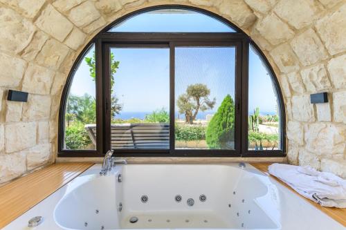 Un baño de Sunrise 1 Bedroom In Thoum