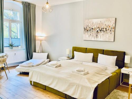 Postel nebo postele na pokoji v ubytování Modernes City-Apartment mit großer Terrasse