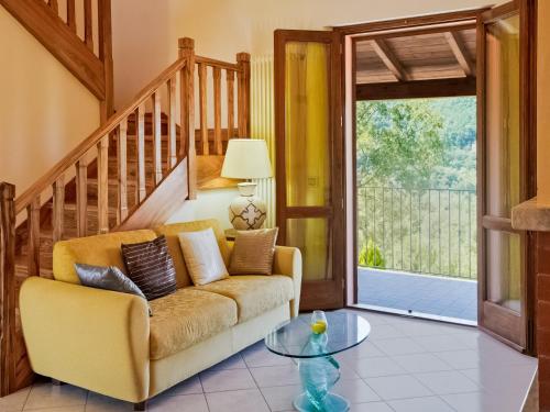 Ruang duduk di Charming Villa with Pool