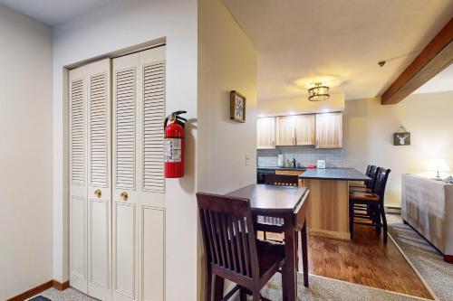 Una cocina y un comedor con una boca de incendios en la pared. en Gateway A4, en Mendon