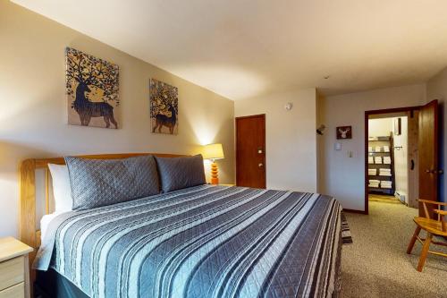 Un dormitorio con una cama con un edredón azul y blanco. en Gateway A4, en Mendon