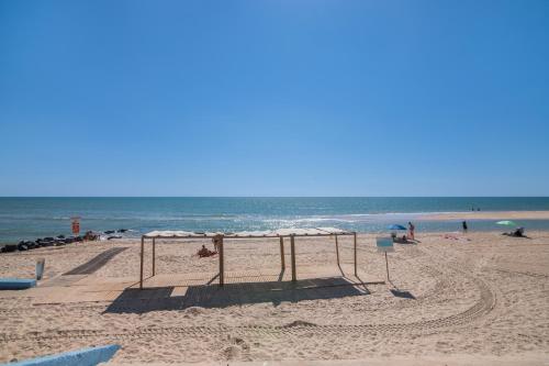 a volley ball net on a beach next to the ocean at Primera Linea en Matalascañas in Matalascañas