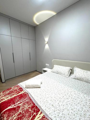 Ένα ή περισσότερα κρεβάτια σε δωμάτιο στο SUPER MODERN PLACE FOR TRAVELING and BUSINESS TRIP IN THE CENTER