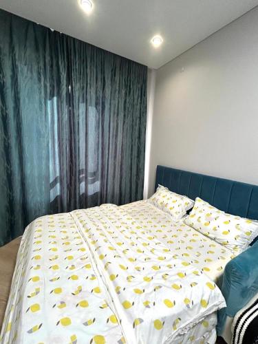 Ένα ή περισσότερα κρεβάτια σε δωμάτιο στο SUPER MODERN PLACE FOR TRAVELING and BUSINESS TRIP IN THE CENTER