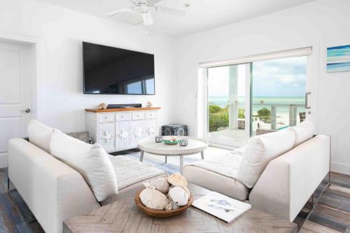 Gallery image of Luxury Beach House Villa with beachfront access! in Sandy Point