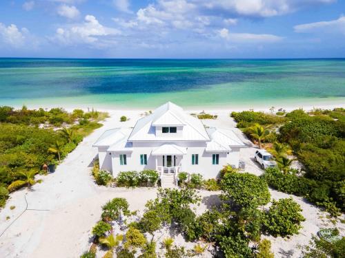 Gallery image of Luxury Beach House Villa with beachfront access! in Sandy Point