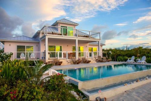 Gallery image of Luxury Beach House Villa with beachfront access! in Sandy Point