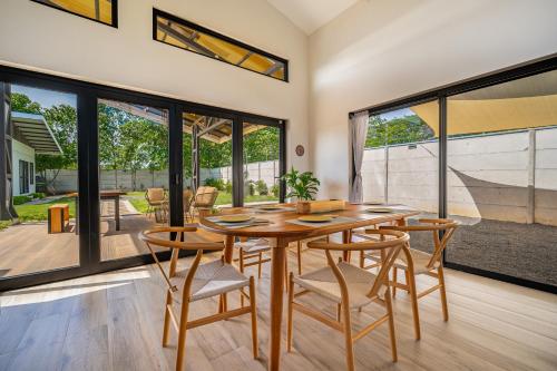 a dining room with a wooden table and chairs at Casa Nonos in Libertad