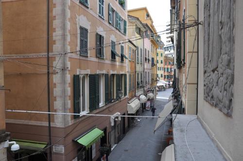 una strada di città con edifici e cavi elettrici di Bilocale Nel Centro Storico a Rapallo