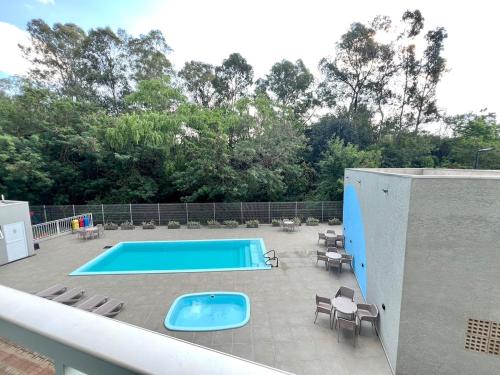 a swimming pool on top of a building at Apartamento Inteiro - 2 Quartos com AC - Wifi 1000mb - Piscina - 1 Vaga de Garagem - Elevador - Sacada Gourmet - Indicado para Grupos, Hospedes a Trabalho, Família e Pets in Toledo