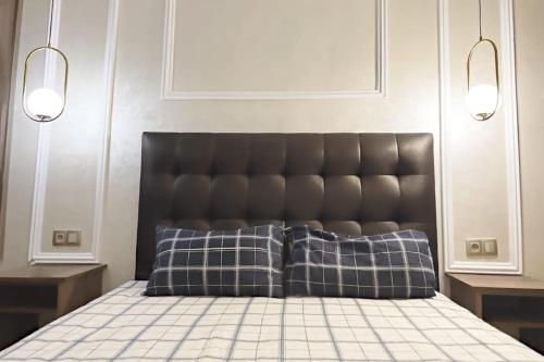 Un pat sau paturi într-o cameră la Modern apartment with pool parking