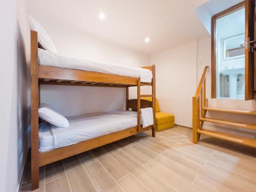 due letti a castello in una stanza con finestra di GuestReady - Magical refuge in Madeira a Ribeira da Janela