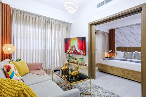 una sala de estar con una cama y un sofá en Comfy 1BR Apt, King Bed, Pool, en Ensanche Quisqueya