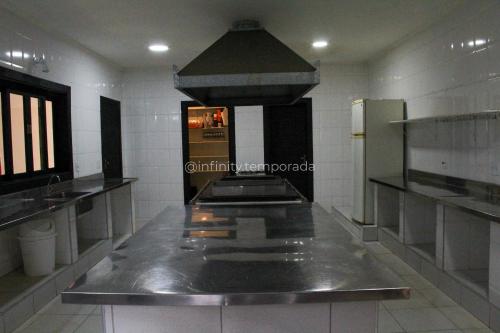 a kitchen with a large counter top in a kitchen at Igaratá: refúgio em meio a natureza com piscina in Igaratá