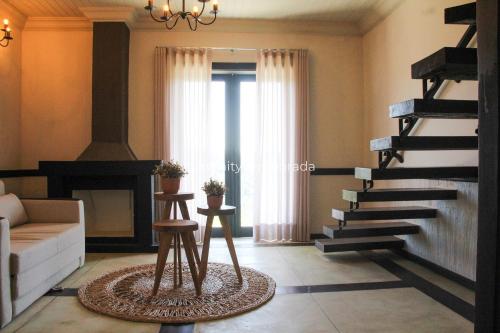a living room with a staircase and a couch at Igaratá: refúgio em meio a natureza com piscina in Igaratá