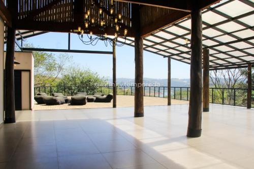 a large open living room with a chandelier at Igaratá: refúgio em meio a natureza com piscina in Igaratá