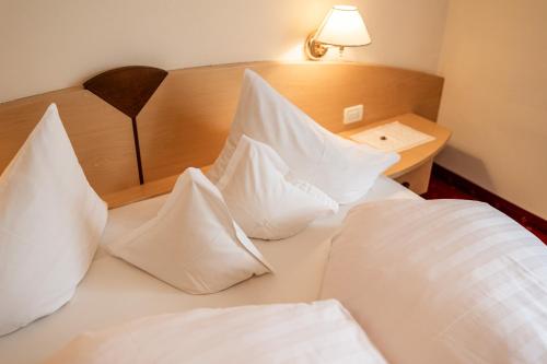 Postel nebo postele na pokoji v ubytování Hotel Garni Alpes