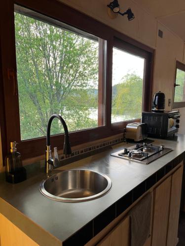 un bancone della cucina con lavandino e finestra di Tiny house río Calle Calle a Valdivia