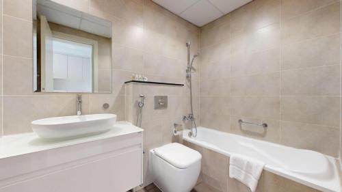 Ένα μπάνιο στο Vacationer l Peaceful Studio l Golf Course Views