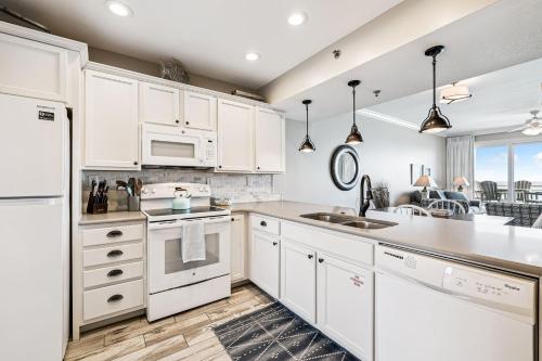 Nhà bếp/bếp nhỏ tại HP 35W Gulf Front Condo by 30A Escapes