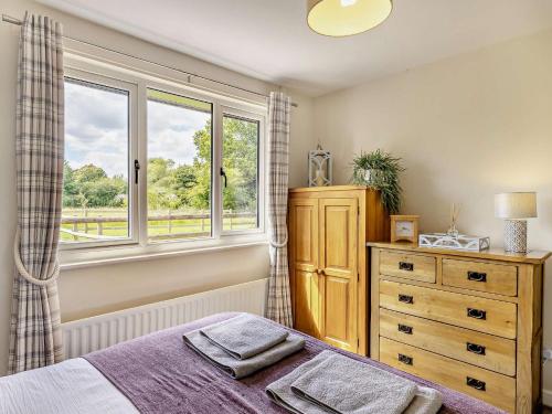 Katil atau katil-katil dalam bilik di 2 Bed in Audlem 83192