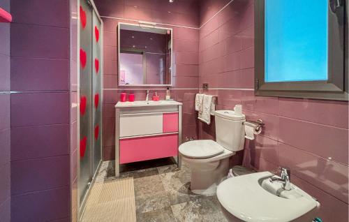 Un baño de Stunning Home In Yecla With Private Swimming Pool, Can Be Inside Or Outside