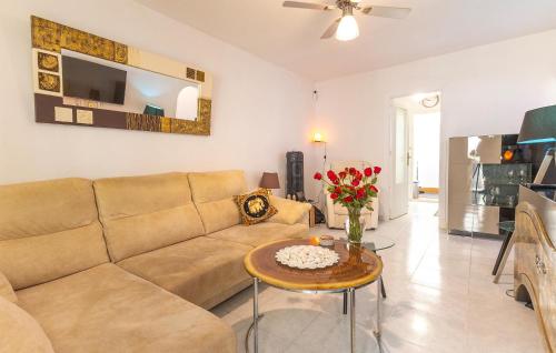 een woonkamer met een bank en een tafel bij Gorgeous Home In Orihuela With Wifi in Villamartin