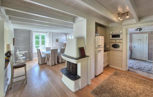 Η κουζίνα ή μικρή κουζίνα στο Stunning Home In Vikebygd With House A Mountain View