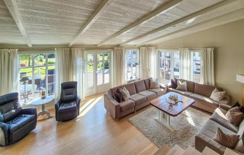 Χώρος καθιστικού στο Stunning Home In Vikebygd With House A Mountain View