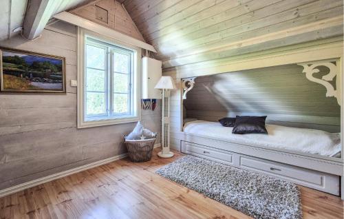Ένα ή περισσότερα κρεβάτια σε δωμάτιο στο Stunning Home In Vikebygd With House A Mountain View