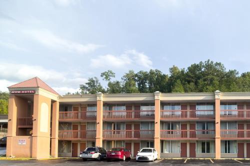 an apartment building with cars parked in a parking lot at OYO Hotel Harriman near I-40 in Harriman
