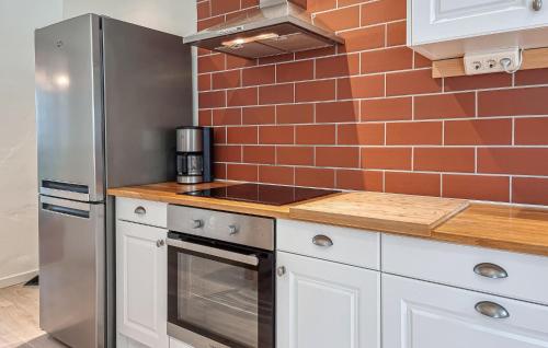 Η κουζίνα ή μικρή κουζίνα στο 3 Bedroom Gorgeous Home In Floby