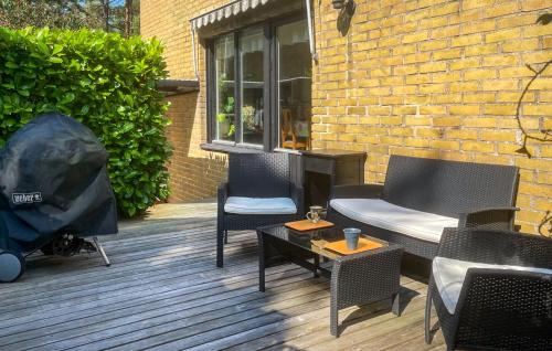 eine Terrasse mit Stühlen, einem Tisch und einem Grill in der Unterkunft Awesome Home In Höllviken With House A Panoramic View in Höllviken