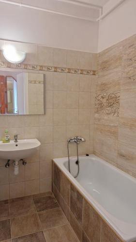 Ένα μπάνιο στο Margit Apartman