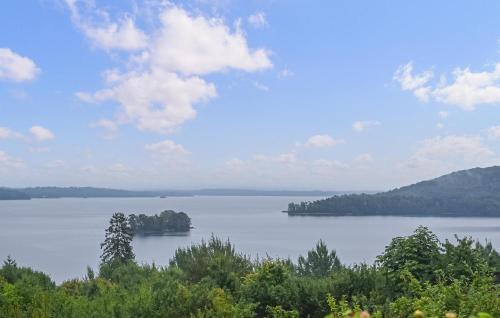 una isla en un gran cuerpo de agua en Gorgeous Home In Villands With Lake View, en Vånga