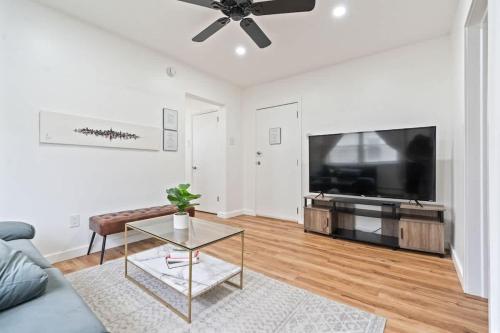 un soggiorno con divano e TV a schermo piatto di Cozy Retreat 15Min to NYC MetLife Mall FREE Parking a Union City
