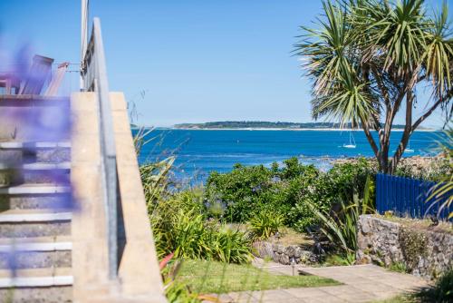 a view of the ocean from a house at Tregarthen's Hotel in Hugh Town