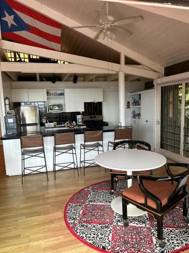 Η κουζίνα ή μικρή κουζίνα στο Shibui Cove, your private retreat to recharge