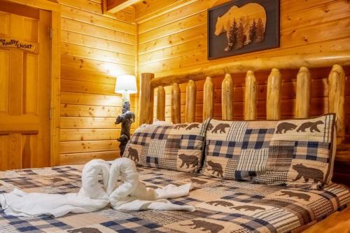 Postel nebo postele na pokoji v ubytování Knotty and Nice