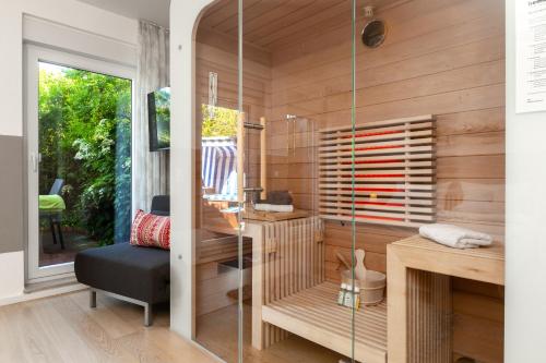 Habitación con sauna y pared de cristal. en Deichperle mit bemberg airSPACE Sauna, en Juist