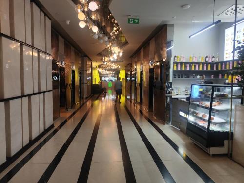 Un pasillo de una tienda con una persona caminando por el pasillo. en sofo' s orbi, en Batumi